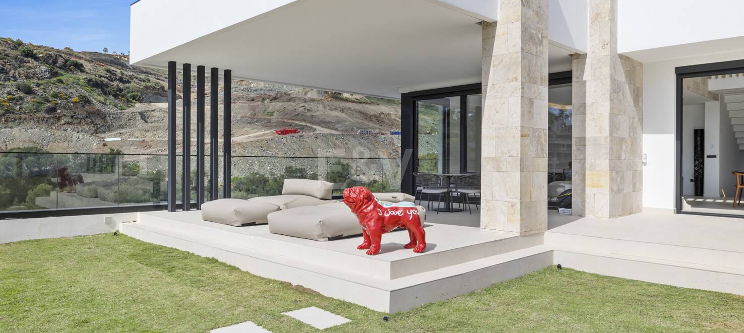 Modern villa i Paraiso Alto med havsutsikt