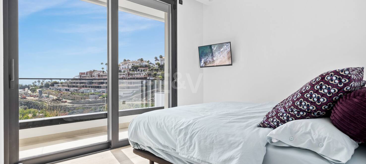 Modern villa i Paraiso Alto med havsutsikt