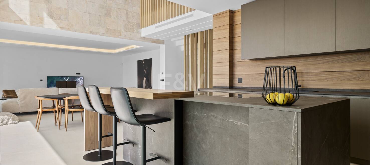 Modern villa i Paraiso Alto med havsutsikt
