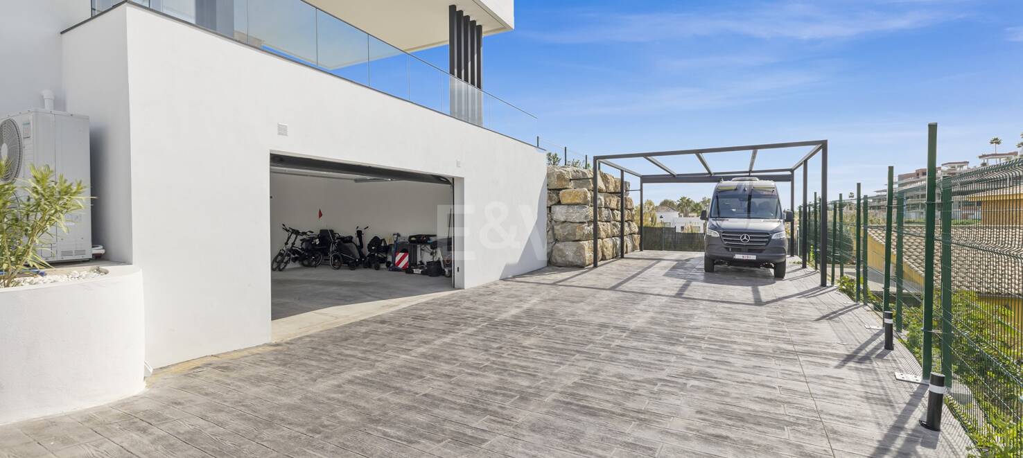 Modern villa i Paraiso Alto med havsutsikt