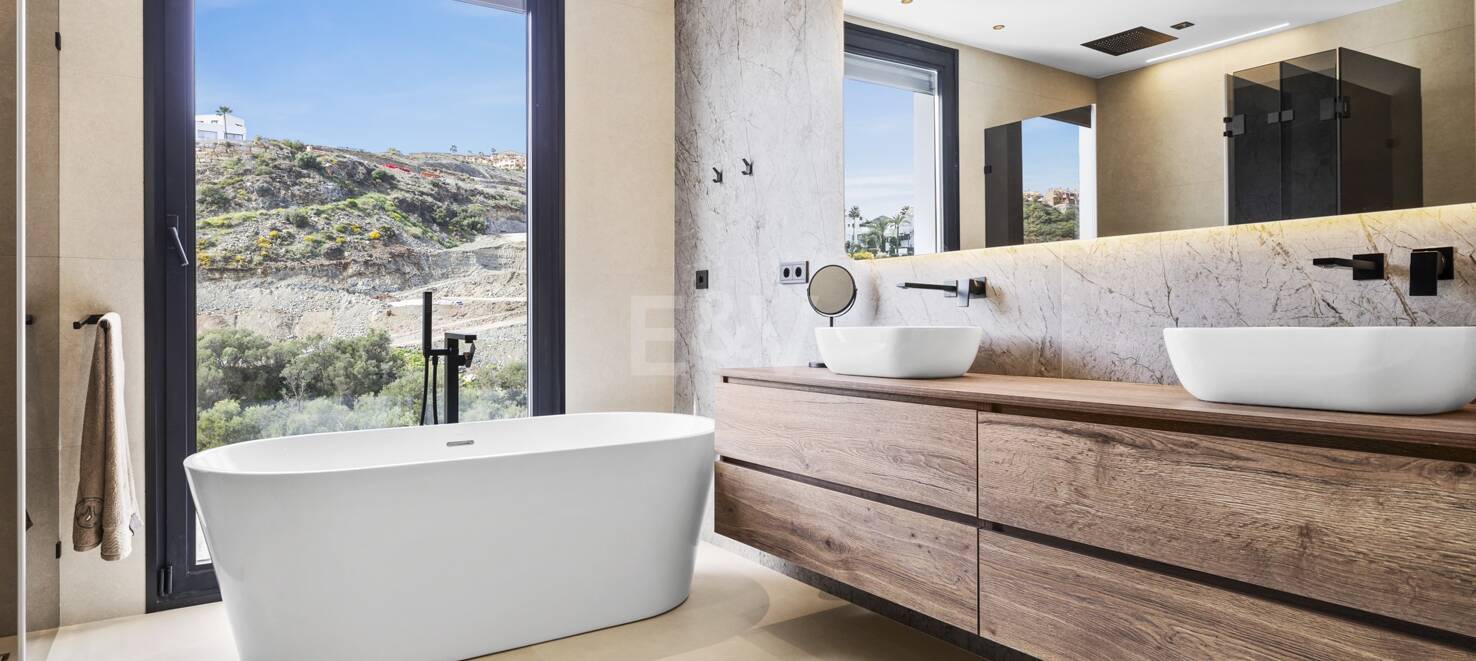 Modern villa i Paraiso Alto med havsutsikt