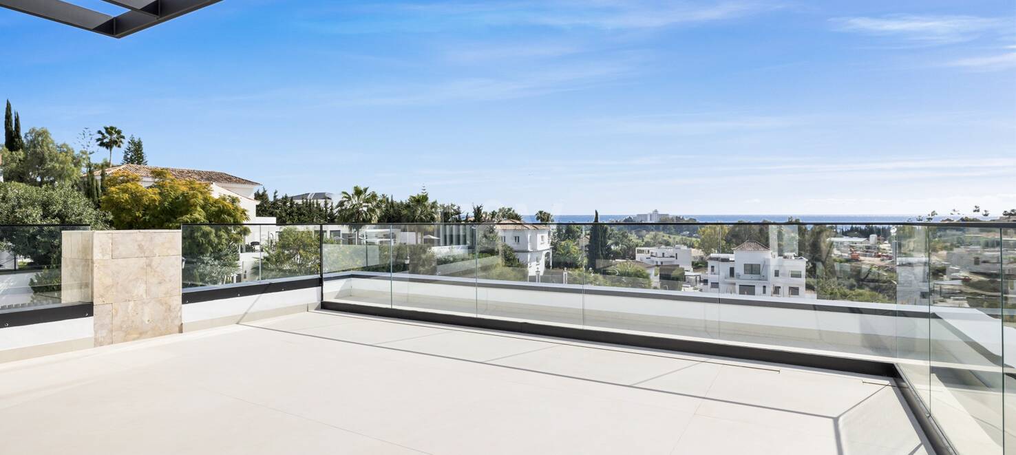 Modern villa i Paraiso Alto med havsutsikt