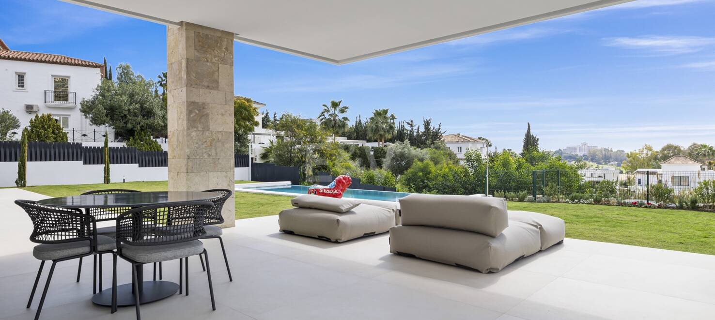 Modern villa i Paraiso Alto med havsutsikt