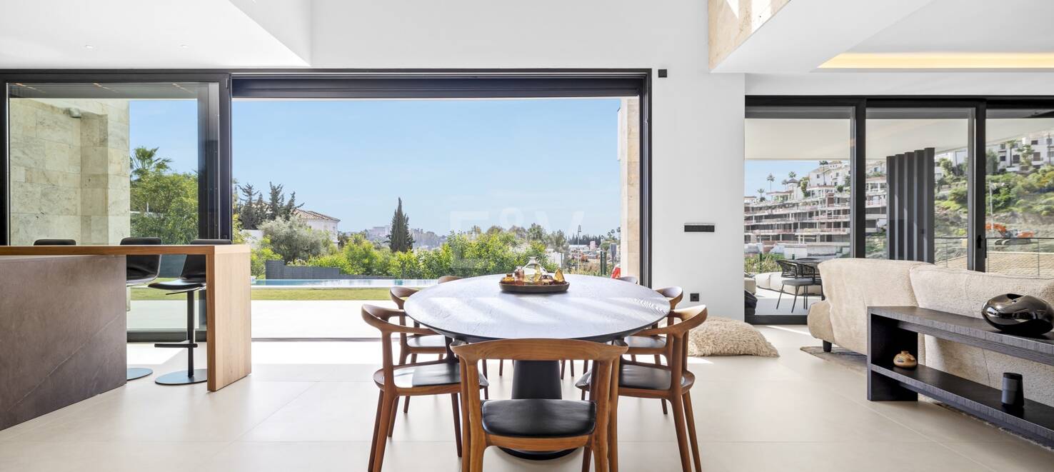Modern villa i Paraiso Alto med havsutsikt