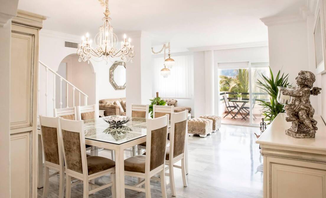 Ático dúplex en primera línea de golf en Guadalmina Baja disponible para larga temporada