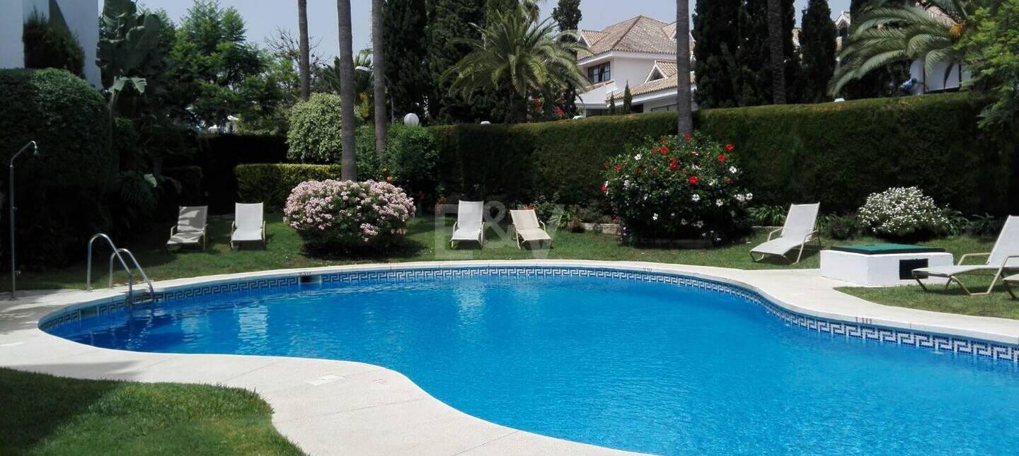 Tvåvåningslägenhet att hyra i Guadalmina Baja, San Pedro de Alcantara