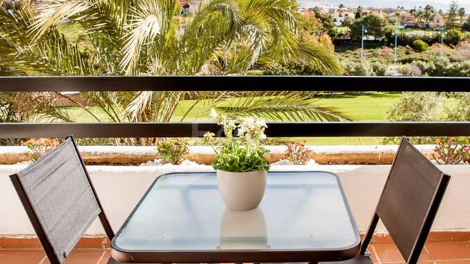 Maisonette-Penthouse in erster Golfreihe in Guadalmina Baja, verfügbar zur Langzeit- oder Ferienmiete