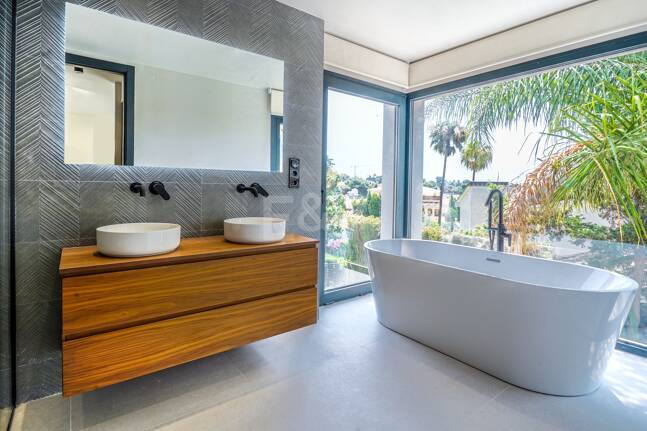 Elegant Villa i Nueva Andalucia inom en fridfull och privat plats