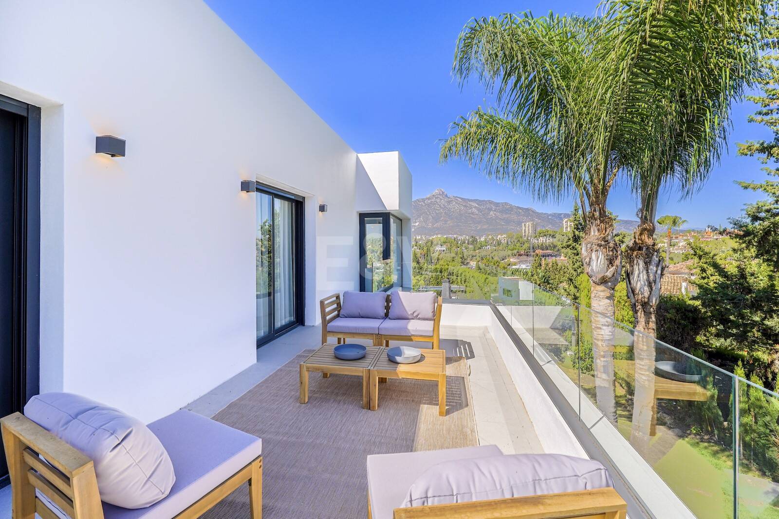 Elegant Villa i Nueva Andalucia inom en fridfull och privat plats