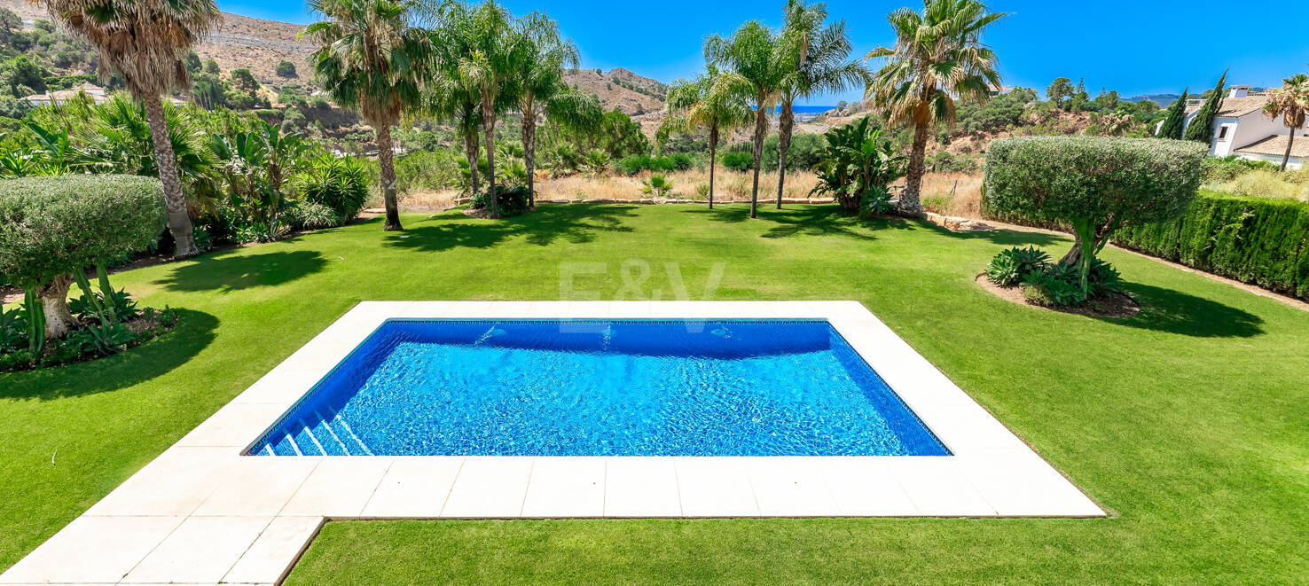 Elegant Andalusian-Style Villa with Sea Views