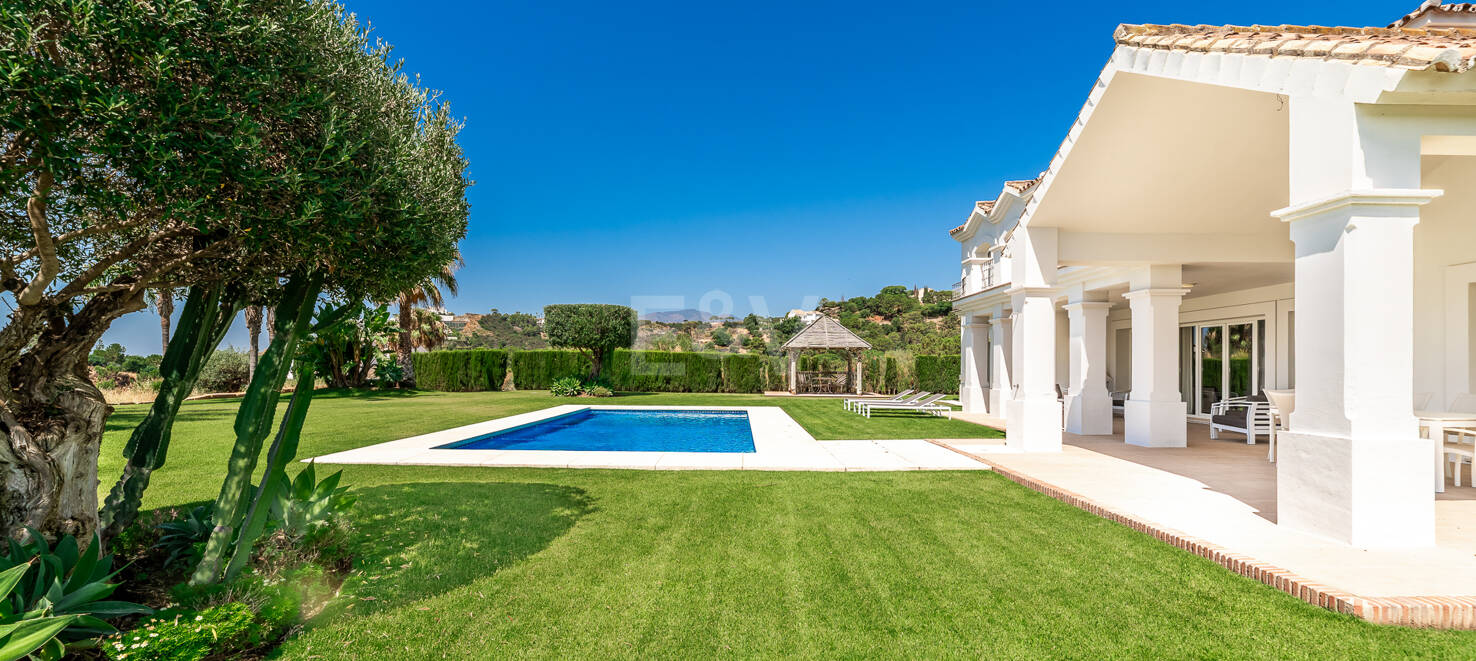 Elegant Andalusian-Style Villa with Sea Views