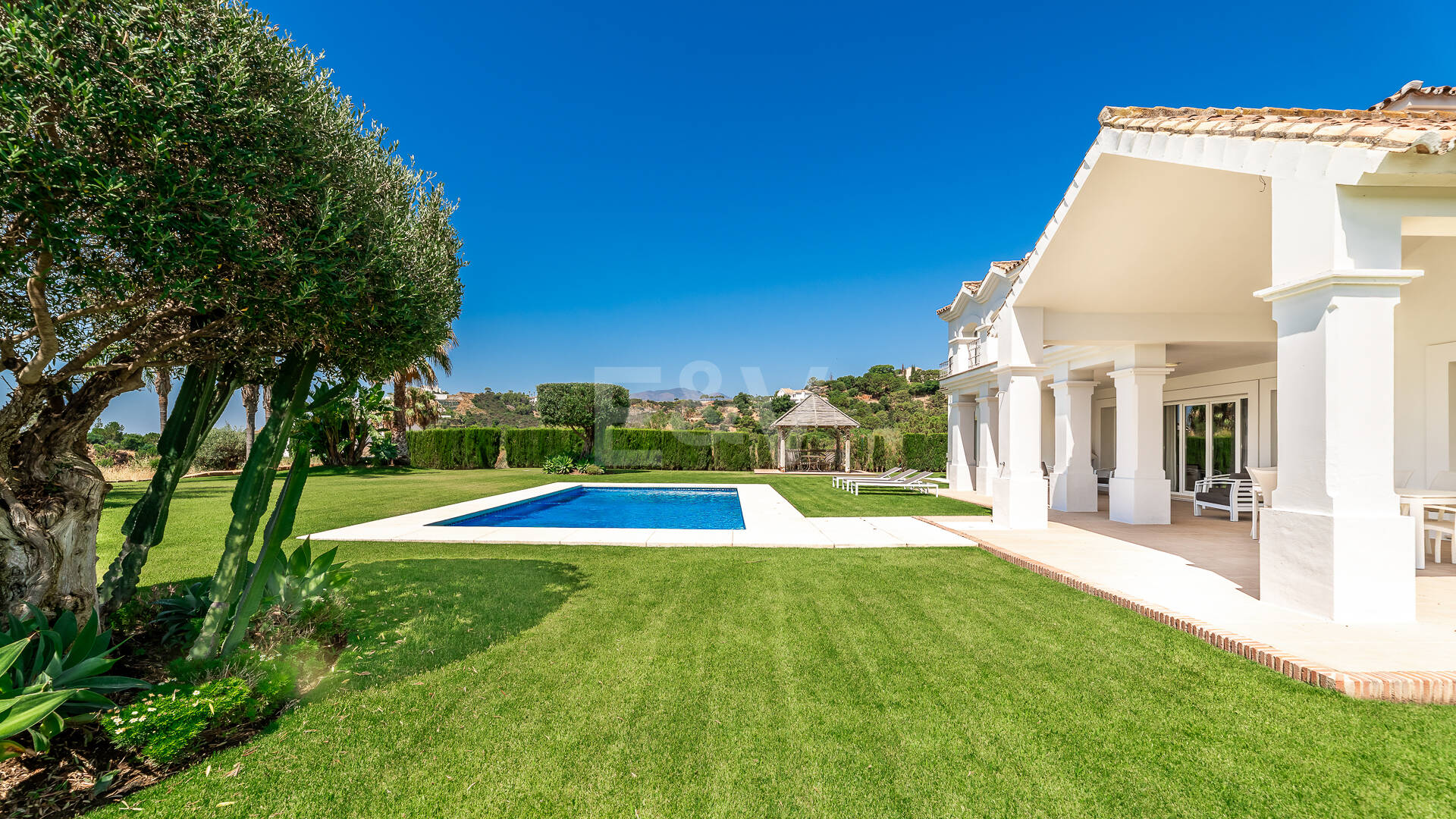 Elegante villa de estilo Andaluz con vistas al mar