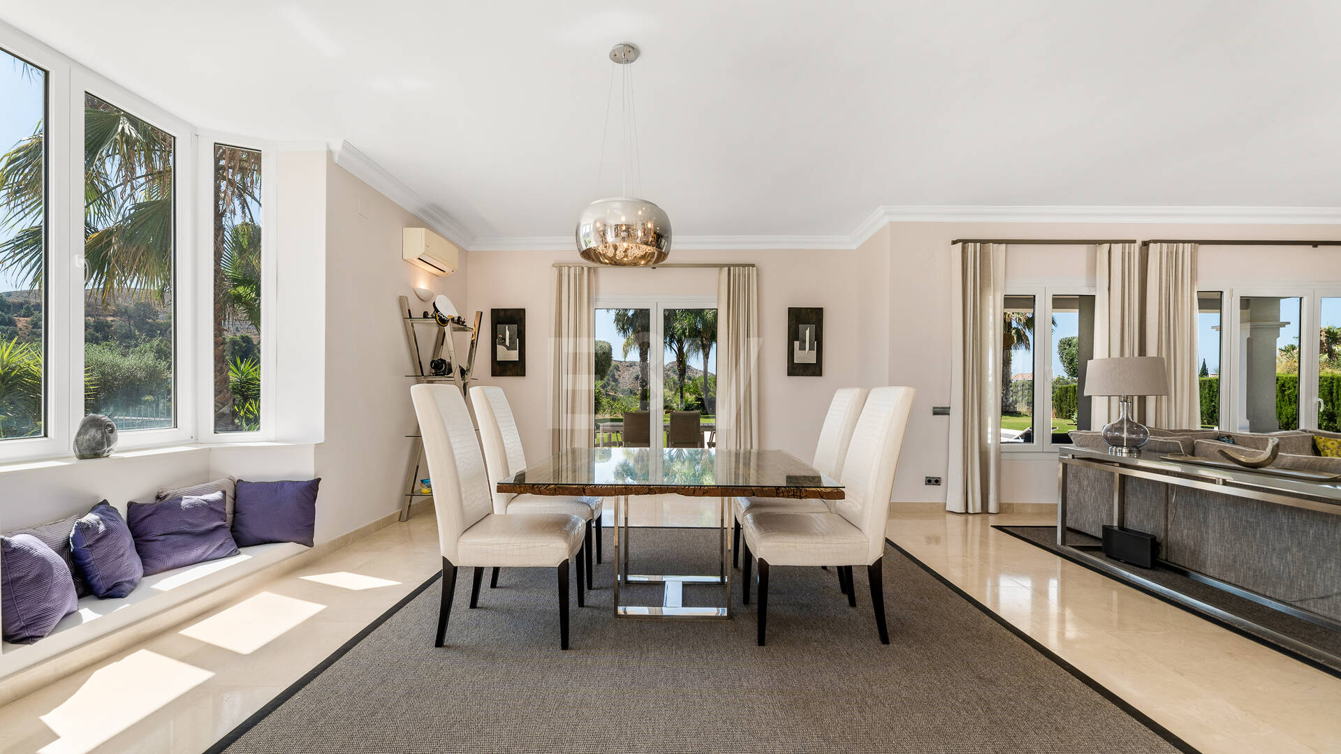 Elegante villa de estilo Andaluz con vistas al mar