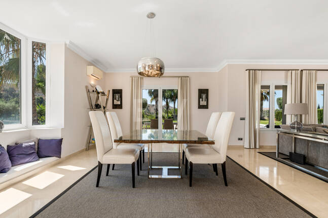 Elegante villa de estilo Andaluz con vistas al mar