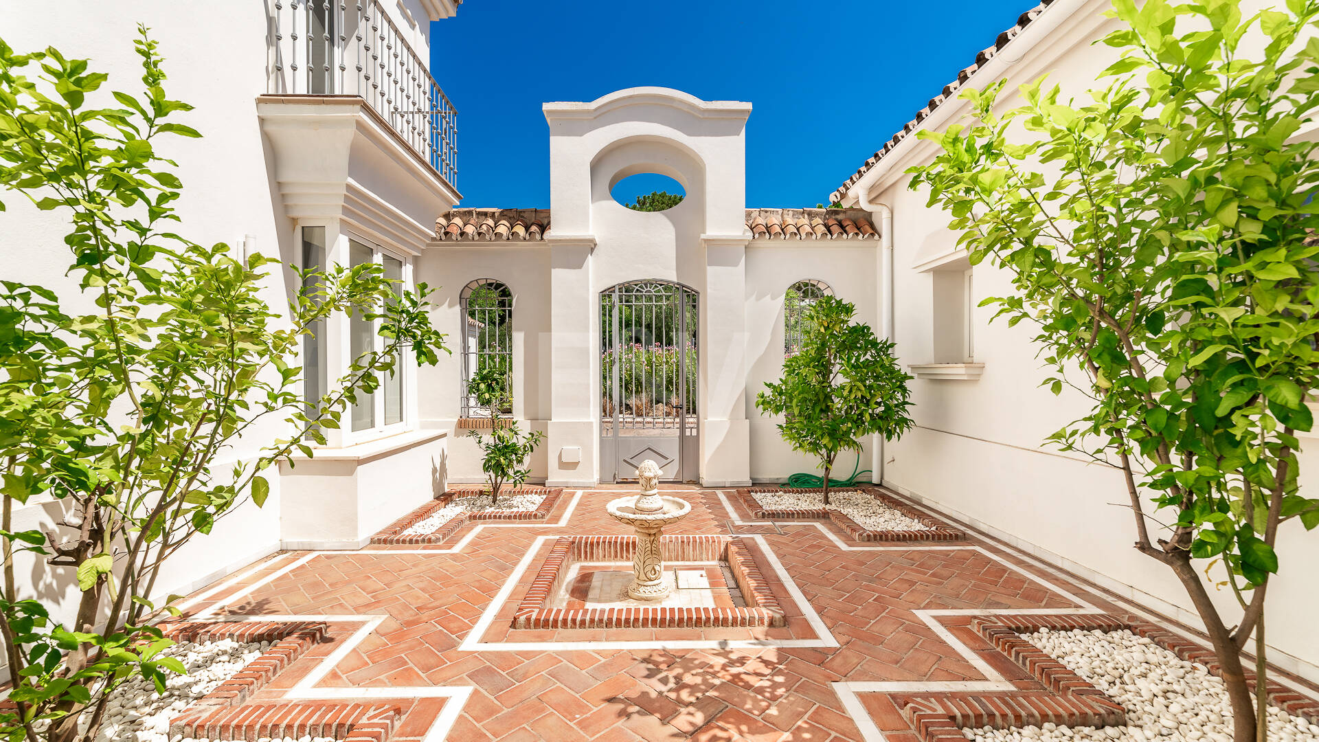 Elegante villa de estilo Andaluz con vistas al mar