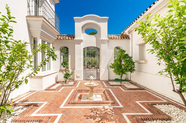 Elegante villa de estilo Andaluz con vistas al mar