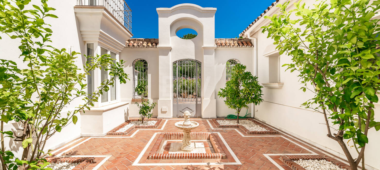 Elegant Andalusian-Style Villa with Sea Views