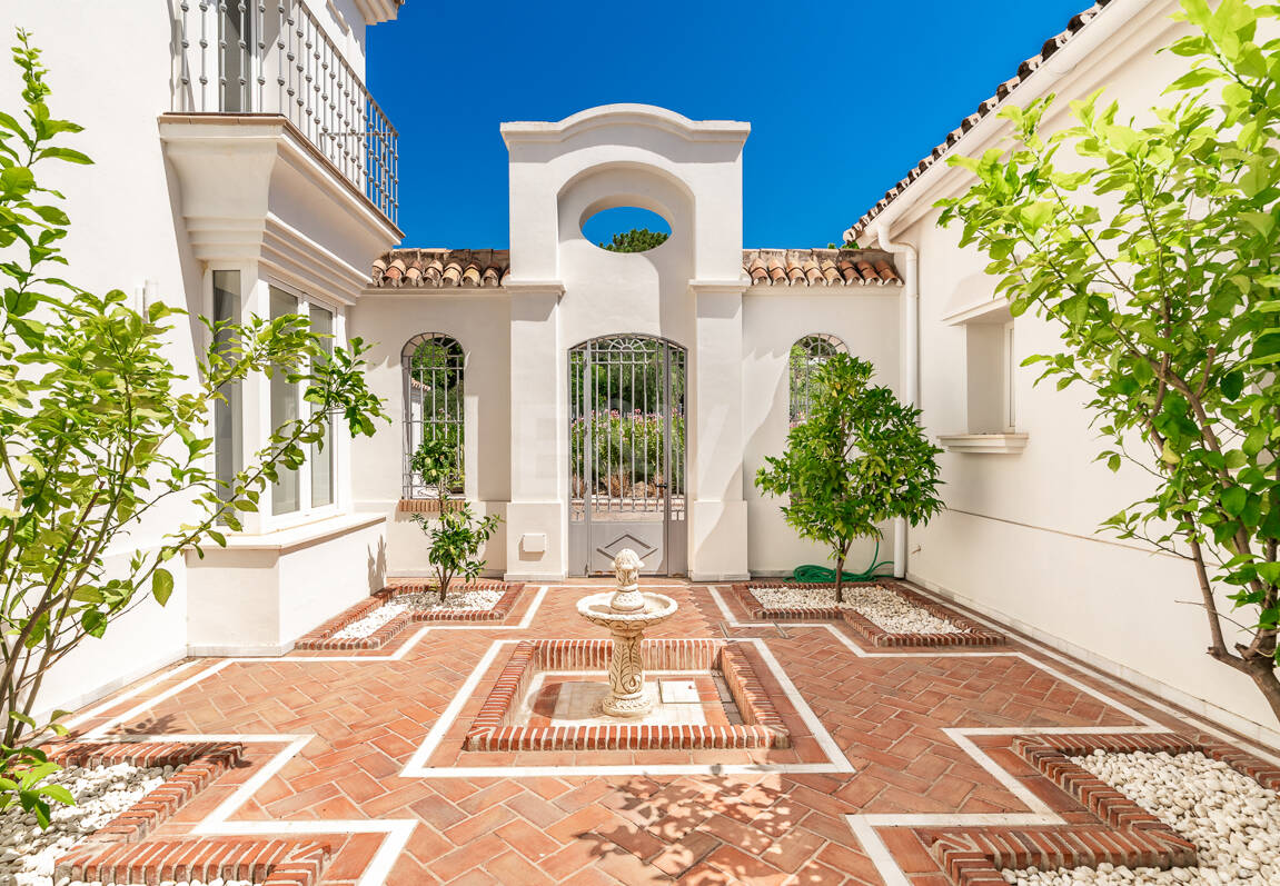 Elegante villa de estilo Andaluz con vistas al mar