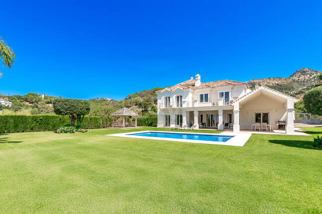 Elegante villa de estilo Andaluz con vistas al mar