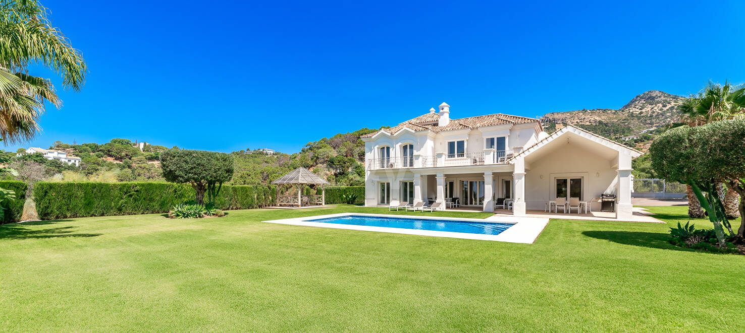 Elegant Andalusian-Style Villa with Sea Views