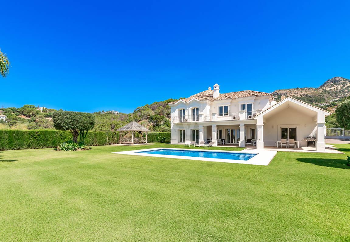 Elegante villa de estilo Andaluz con vistas al mar