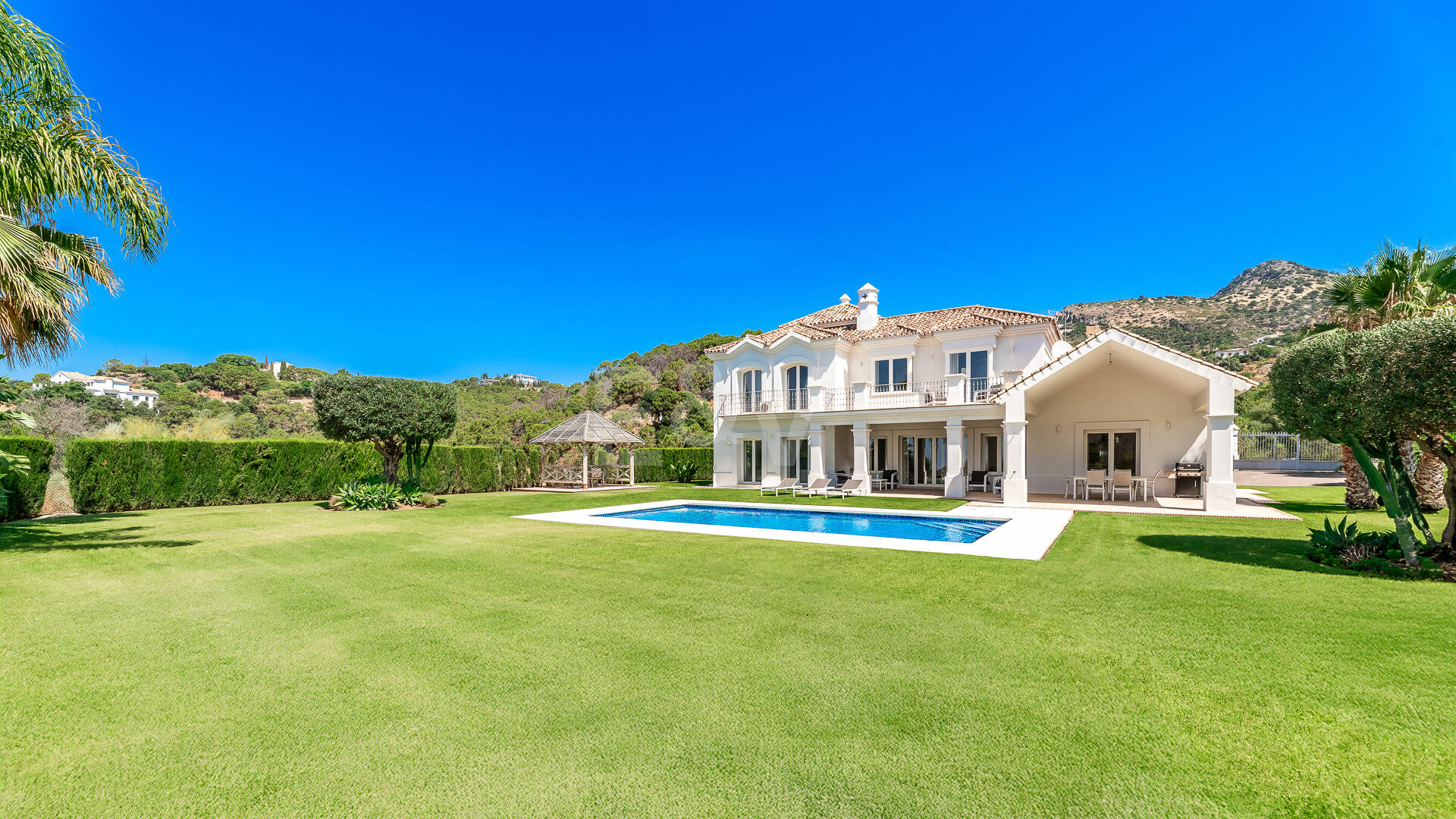 Elegante villa de estilo Andaluz con vistas al mar