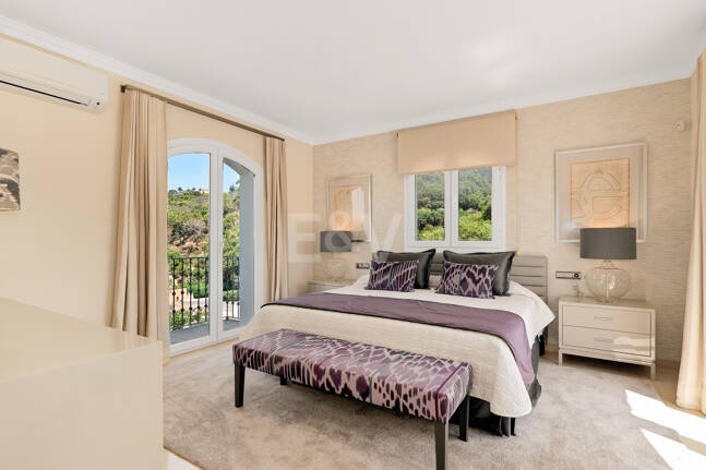 Elegante villa de estilo Andaluz con vistas al mar