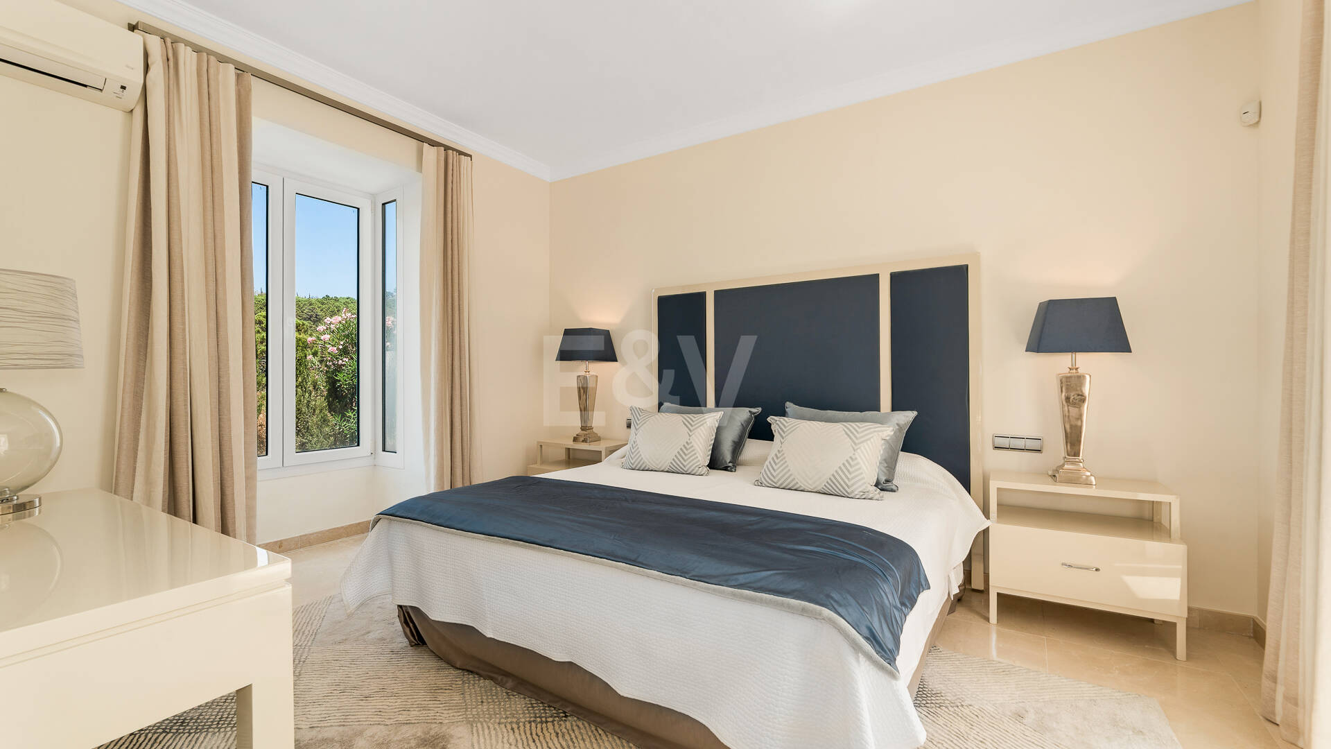 Elegante villa de estilo Andaluz con vistas al mar