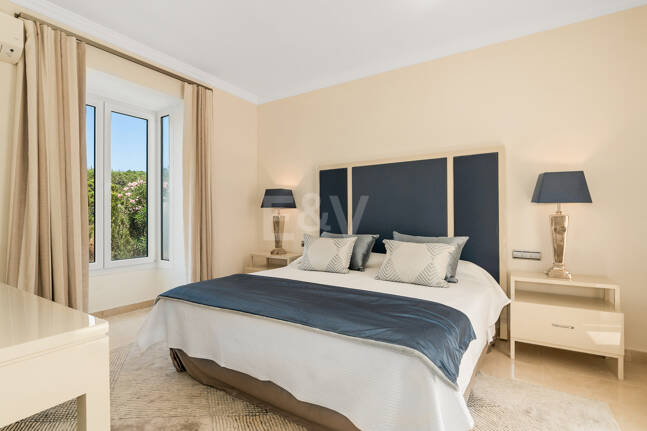 Elegante villa de estilo Andaluz con vistas al mar