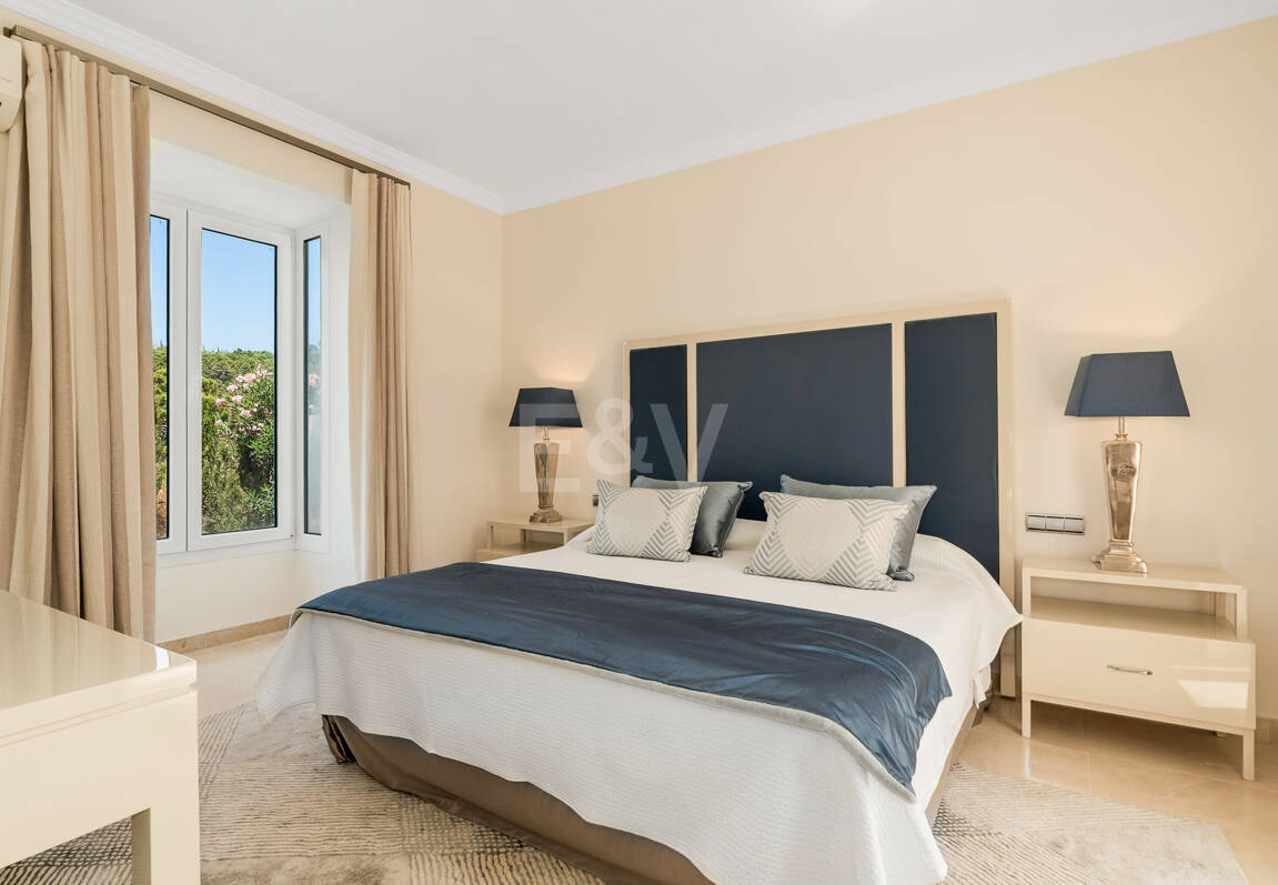 Elegante villa de estilo Andaluz con vistas al mar