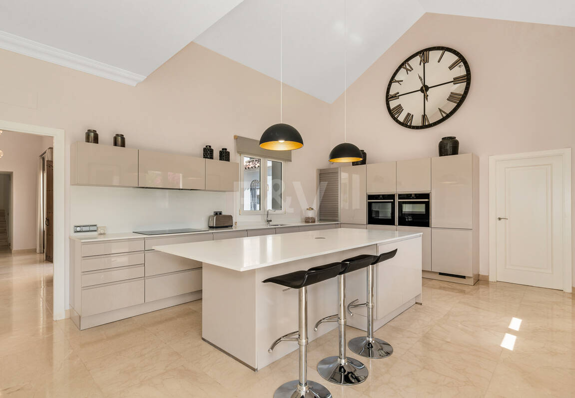 Elegante villa de estilo Andaluz con vistas al mar