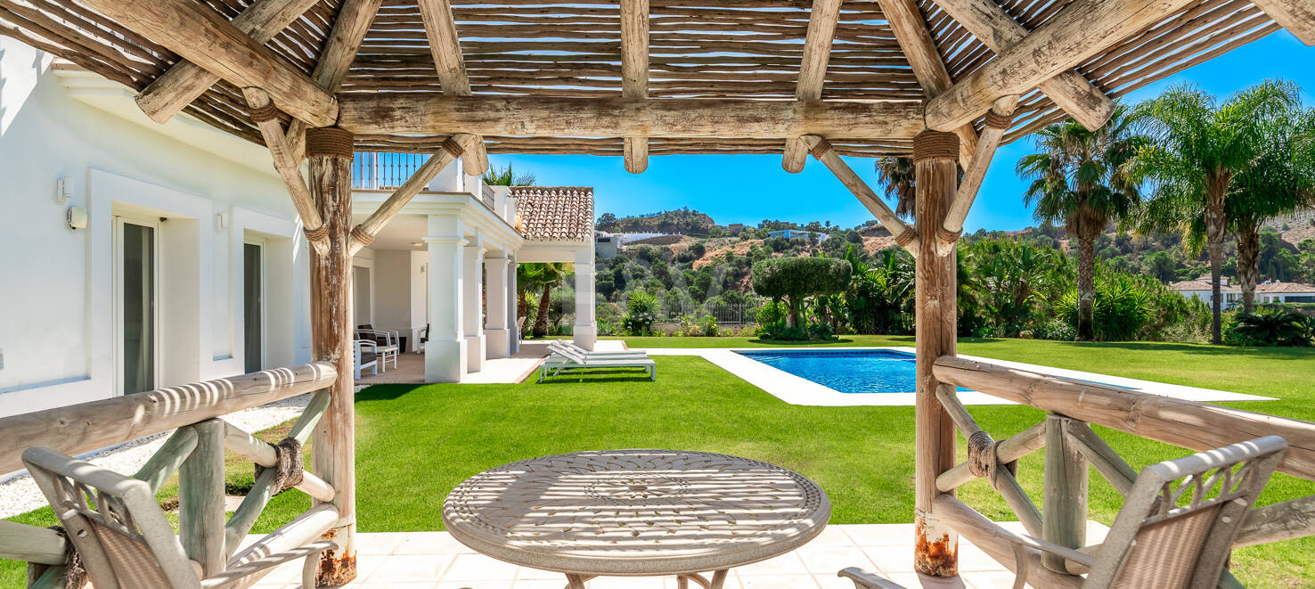 Elegant Andalusian-Style Villa with Sea Views