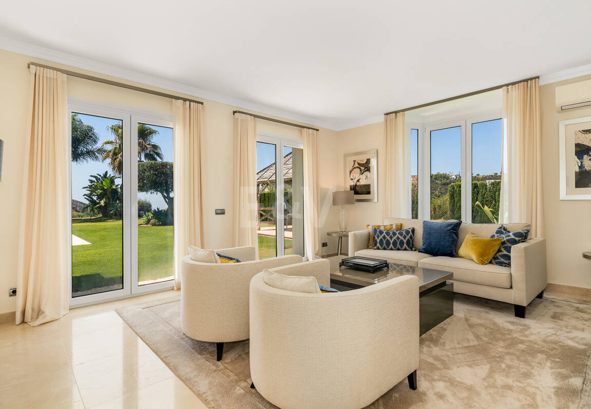 Elegante villa de estilo Andaluz con vistas al mar