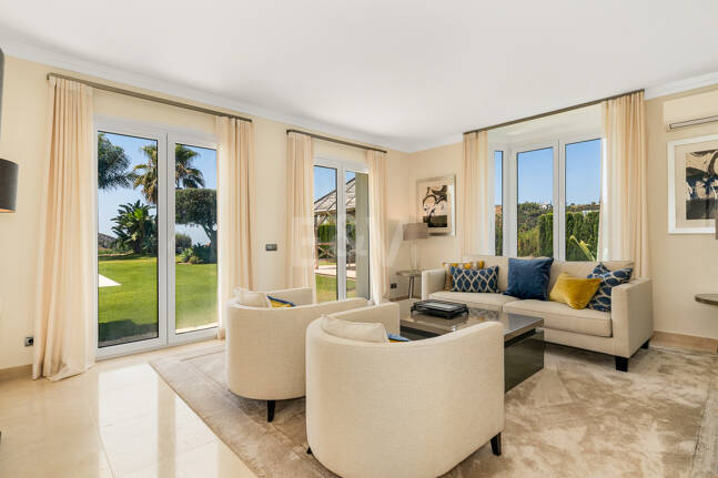 Elegante villa de estilo Andaluz con vistas al mar