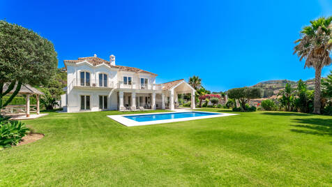 Élégante villa de style andalou avec vue sur la mer
