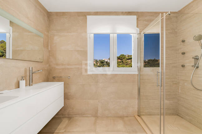 Elegante villa de estilo Andaluz con vistas al mar