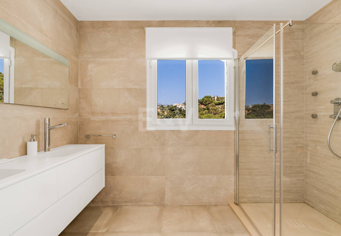 Elegante villa de estilo Andaluz con vistas al mar