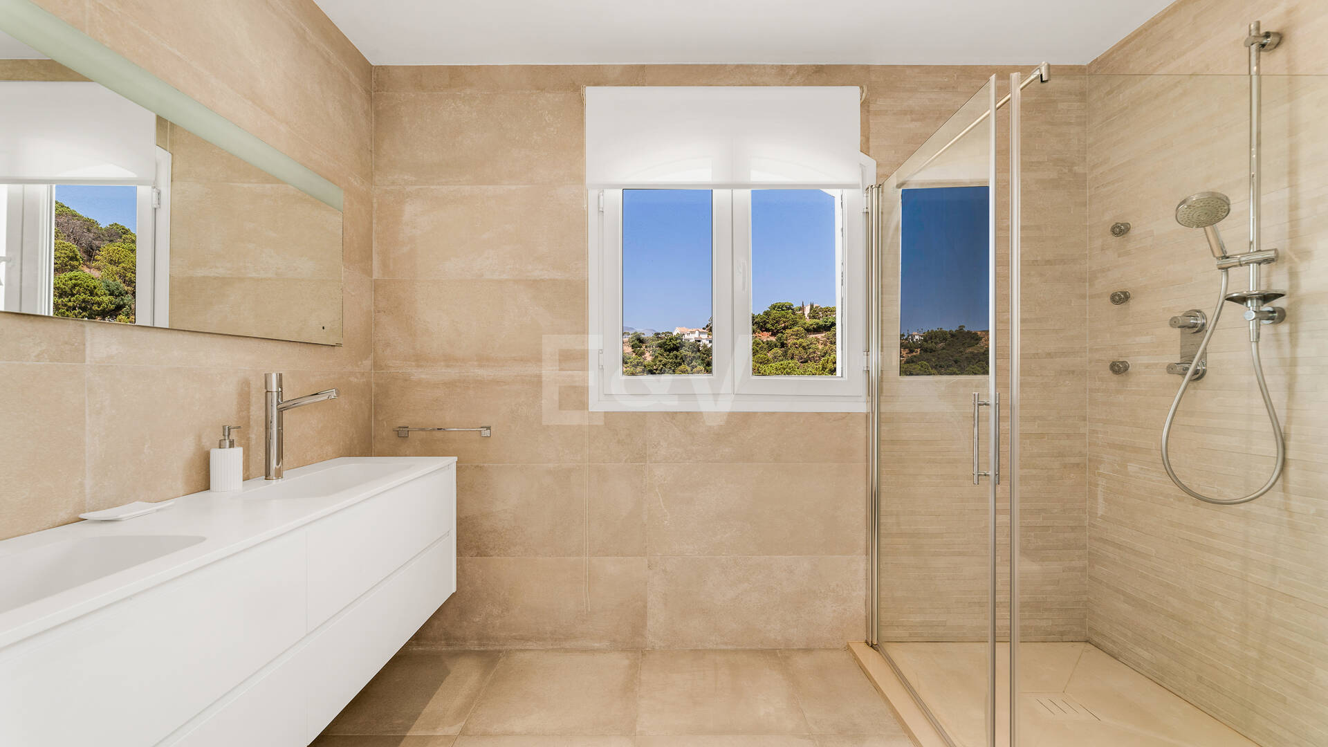 Elegante villa de estilo Andaluz con vistas al mar