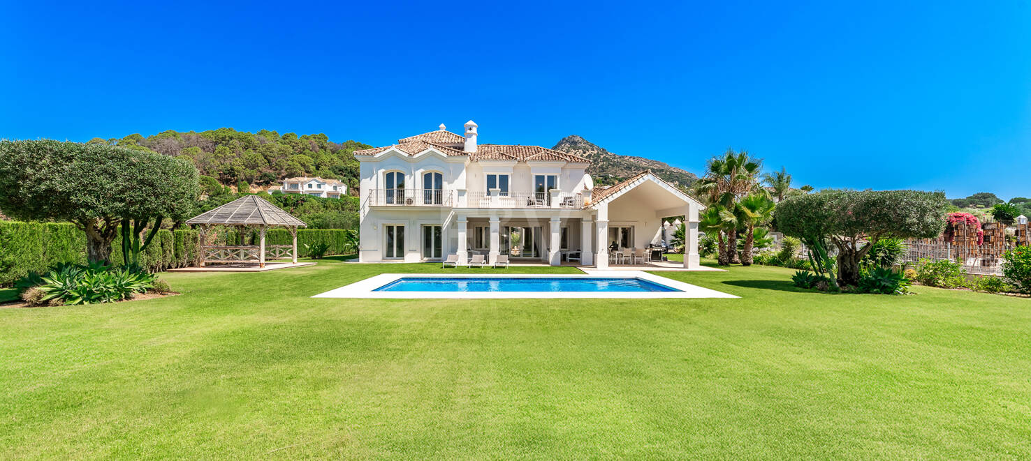Elegant Andalusian-Style Villa with Sea Views