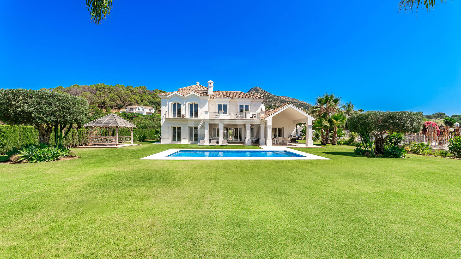 Elegante villa de estilo Andaluz con vistas al mar