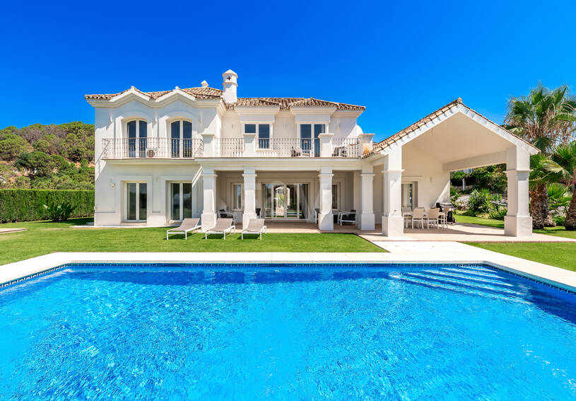 Elegante villa de estilo Andaluz con vistas al mar