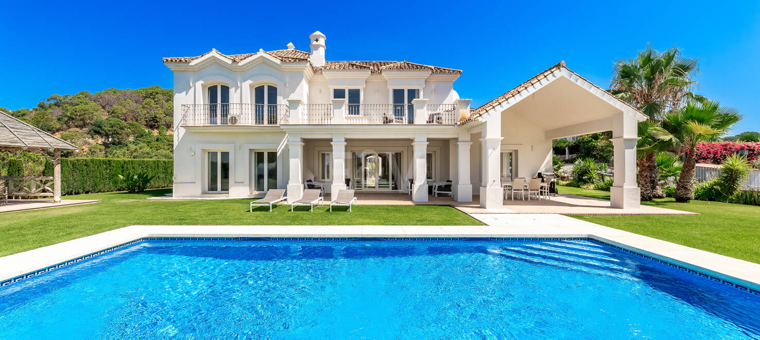 Elegant Andalusian-Style Villa with Sea Views