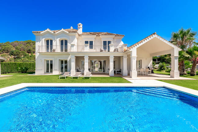 Elegante villa de estilo Andaluz con vistas al mar