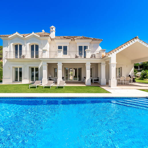 Elegant Andalusian-Style Villa with Sea Views