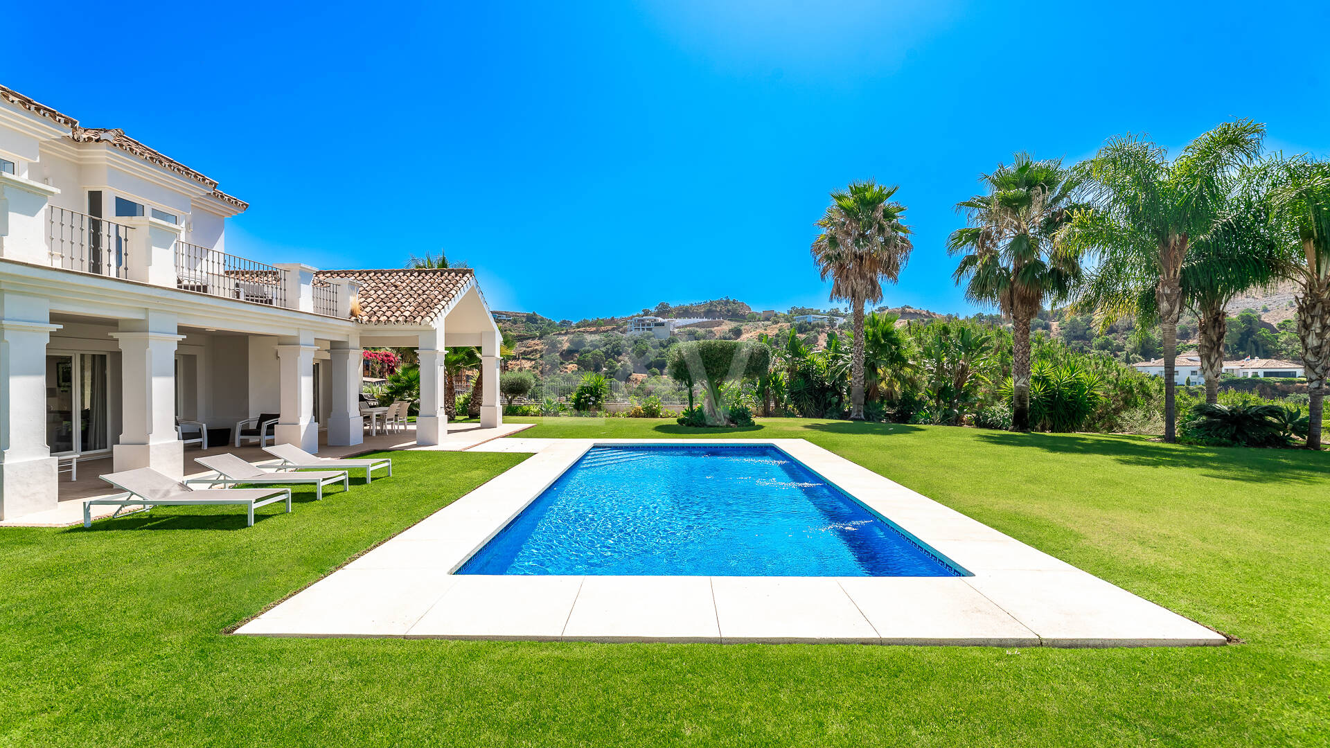Elegante villa de estilo Andaluz con vistas al mar