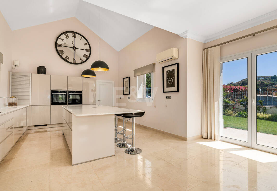 Elegante villa de estilo Andaluz con vistas al mar