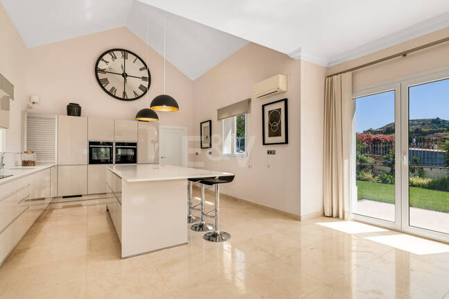 Elegante villa de estilo Andaluz con vistas al mar