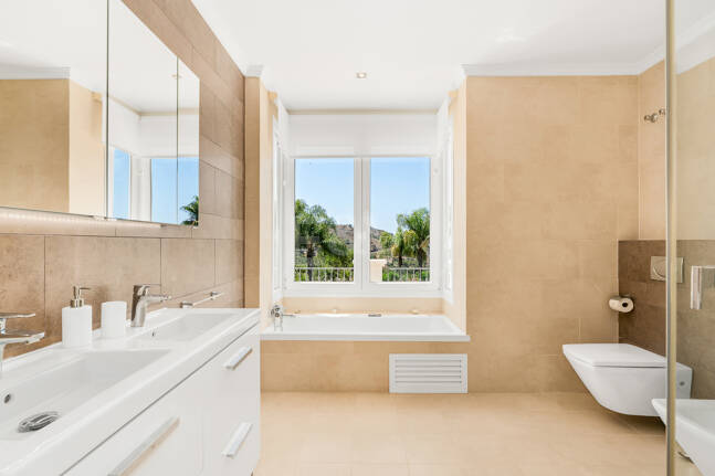 Elegante villa de estilo Andaluz con vistas al mar