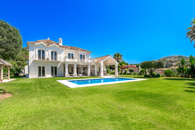 Elegante villa de estilo Andaluz con vistas al mar