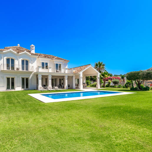 Elegant Andalusian-Style Villa with Sea Views